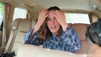 Cathy meninggalkan PN Jaksel bersama mertuanya.