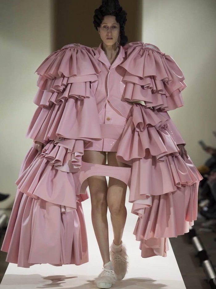 Saat Model Pakai Baju Zirah Feminin Di Paris Fashion Week