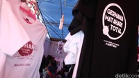 Kaos berwarna hitam dan putih itu bergambar matahari total.
