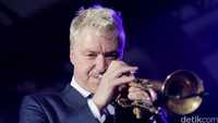 Memainkan Deborahs Theme, Chris terlihat lihai dengan tiupan trumpetnya.