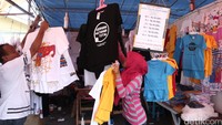 Kaos gerhana matahari total itu dijual dengan harga bervariasi mulai dari Rp 40 ribu hingga Rp 60 ribu.