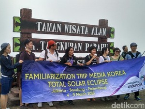 H-2 Gerhana, Turis Korea Hunting Foto ke Tangkuban Perahu