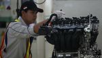 Melihat Proses Produksi Mesin Mobil Toyota