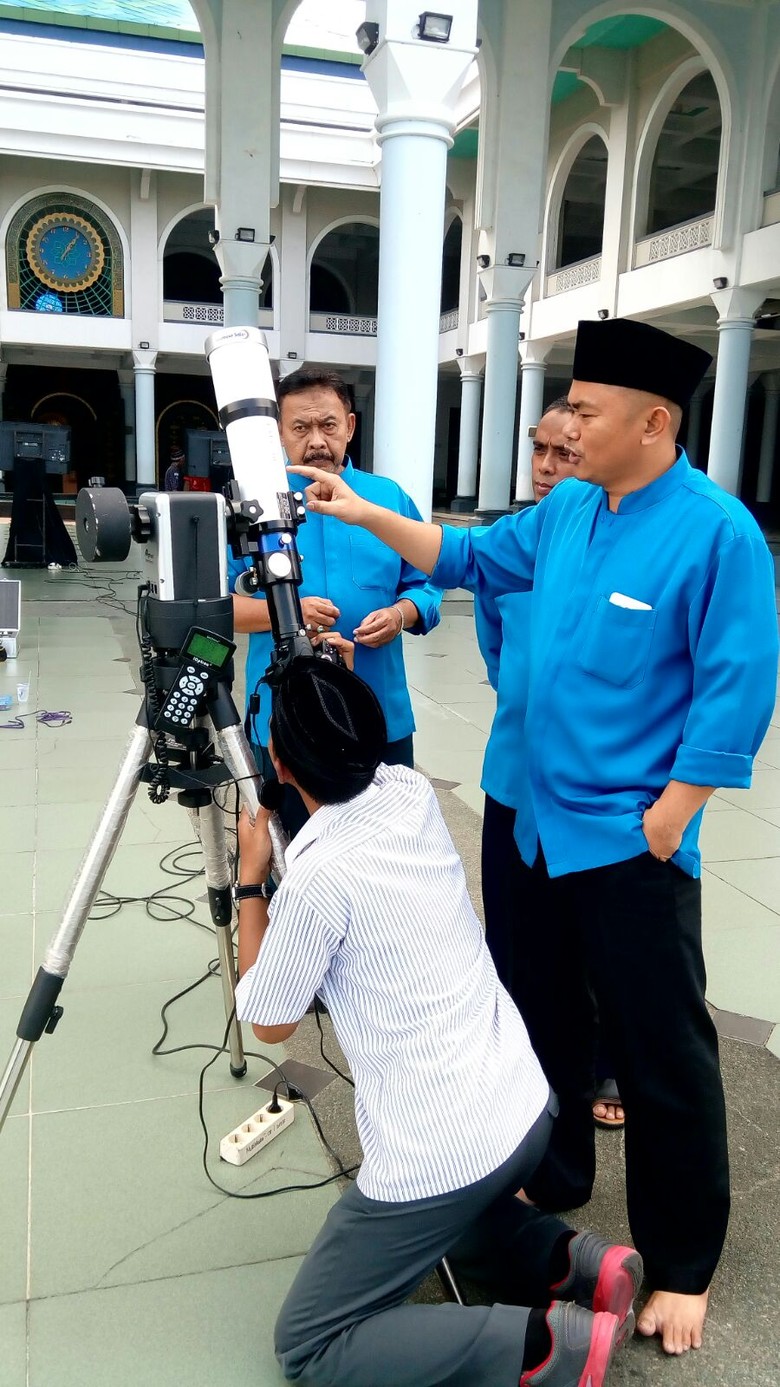 Nobar Gerhana di  Masjid Al Akbar Surabaya  Gus Ipul Bagi 
