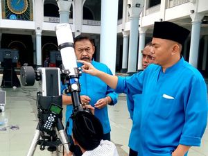 Nobar Gerhana di Masjid Al Akbar Surabaya, Gus Ipul Bagi-bagi 1.000 Kacamata
