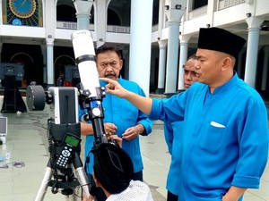 Nobar Gerhana di Masjid Al Akbar Surabaya, Gus Ipul Bagi-bagi 1.000 Kacamata