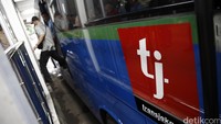 Halte tersebut cukup ramai. Jumlah penumpang di dalam halte semakin padat tiap kali ada APTB dari jurusan Bekasi menurunkan seluruh penumpangnya.