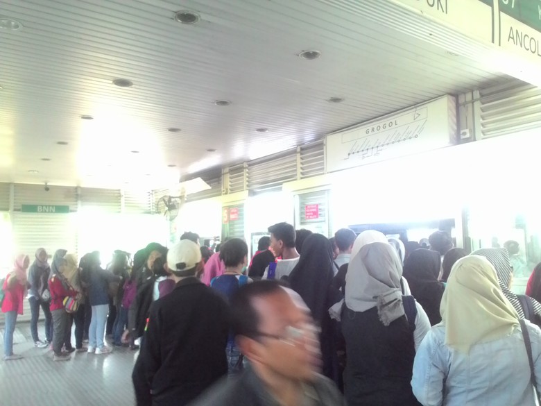 APTB Tak Masuk Jakarta Lagi, Penumpang Jengkel