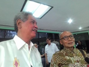 2 Mantan Menteri Pendidikan Malik Fadjar dan Wardiman Djojonegoro Jenguk BJ Habibie