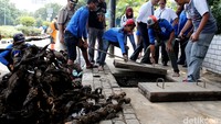 Hingga hari ini, temuan bungkus plastik dari gorong-gorong di seputar Jalan Medan Merdeka Selatan itu sudah mencapai 25 truk.