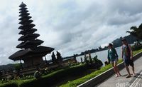  Turis di Pura Ulun Danu (Dikhy Sasra/detikFoto)