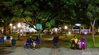 Warga bersantai di Alun-alun Kota Malang, Senin (7/3) malam .M Aminudin/detikcom.