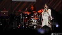 Meski sudah dini hari, penonton tetap rela berdesakan demi menonton aksi solo Isyana Sarasvati.