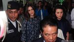 Julie Estelle Dampingi Cathy Sharon di Sidang Cerai