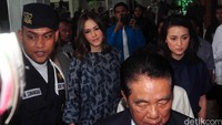Cathy mengajak sang adik, Jullie Estelle. Pool/Noel/detikFoto.