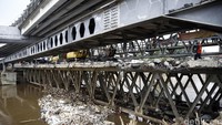 Tampak sampah menyangkut di tiang jembatan.