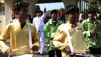 Marching band mengiringi pawai keluarga kesultanan dari keraton menuju lapangan Sunyilamo.