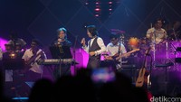 Mereka berkolaborasi lewat lagu Sakura.