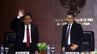 Ketua MK Arief Hidayat (kiri) yang didampingi Sekjen MK M. Guntur Hamzah (kanan) melambaikan tangan usai memberikan keterangan pers.