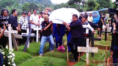 Suasana Duka di Pemakaman Ireng Maulana
