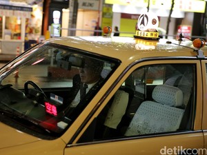 Supir Taksi Ini Diskors Setelah Fotonya Pakai Masker Wajah Saat Kerja Viral
