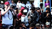 Para wisatawan asing maupun lokal melihat pawai budaya di Festival Legu Gam.