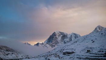 Fotografer Stephen Alvarez menyambangi gunung tertinggi di dunia yakni Everest. Foto: Microsoft Devices/Stephen Alvarez