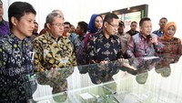 Rombongan melihat miniatur Pabrik Toyota yang terletak di Jawa Barat ini.