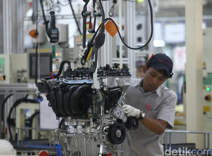 Pekerja melakukan proses pembuatan mesin mobil di Pabrik Toyota Motor Manufacturing Indonesia Karawang, Jawa Barat, Senin (7/3/2016). Dengan diresmikannya engine plant ketiga ini, TMMIN memiliki total jumlah 5 pabrik di Indonesia, baik untuk produksi mesin dan perakitan kendaraan. Engine plant ketiga ini akan menjadi basis produksi mesin untuk lokal dan juga diekspor ke lima negara. Total investasi di engine plant ketiga ini menghabiskan Rp 2,3 triliun.Rencananya akan menjadi basis produksi mesin kode NR khususnya tipe R-NR. Mesin tipe R-NR ini adalah mesin bensin yang bisa menggunakan bahan bakar ethanol.