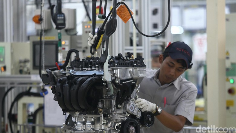 Pekerja di pabrik Toyota (Foto: Agung Phambudhy) Pekerja di pabrik Toyota (Foto: Agung Phambudhy)