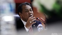 Arief Hidayat menggelar jumpa pers terkait putusan sengketa Pilkada serentak di Gedung MK, Jakarta, Senin (7/3/2016).