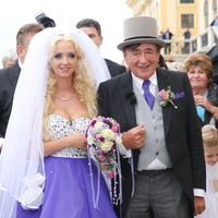 Ini Cathy Schmitz, janda dari konglomerat tua Richard Lugner. Cathy dinikahi Richard pada 2014. Saat itu usia Cathy 24 tahun dan sang suami 81 tahun. Keduanya terlampau beda usia 57 tahun.  Foto: ist