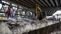 Selama pembongakaran dilakukan arus lalu lintas yang melewati di bawah kolong flyover pun telah ditutup.