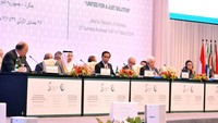 Duduk di samping Presiden Palestina, Jokowi memukul palu sekali sebagai pertanda konferensi dimulai. Laily/Setpres.