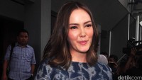 Meski tersenyum, Cathy tampak berkaca-kaca. Pool/Noel/detikFoto.