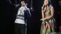 Mereka menyanyikan lagu When We Were Young dan Swing It.