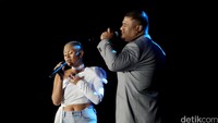 Dira Sugandi dan Mike Mohede berduet lewat lagu milik Reza Artamevia dan Masaki Ueda berjudul Biar Menjadi Kenangan.