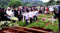 Cuaca mendung mengiringi pemakaman Ireng.