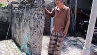 Puing-puing yang diyakini reruntuhan Benteng Portugis. Struktur bebatuan pada reruntuhan tersebut berbeda dari tembok bangunan baru. Sementara di dekat Kedaton Sultan Ternate, sebuah rumah kuno yang masih sangat terawat juga diklaim sebagai Rumah Wallace. Menurut informasi, rumah yang lokasinya berseberangan dengan Masjid Sultan Ternate ini dimiliki oleh keluarga bangsawan (AN Uyung/detikTravel)
