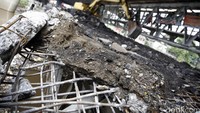 Jembatan yang berdiri di atas Sungai Ciliwung itu menyebabkan sampah-sampah menyangkut saat sungai meluap pada musim hujan sehingga menyebabkan banjir di permukiman warga di Kelurahan Rawajati, Jakarta Selatan.