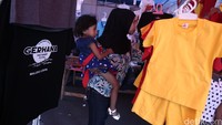 Pengunjung melihat-lihat kaos yang dijual di Festival Legu Gam, Ternate.