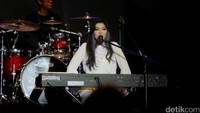 Beberapa lagu andalannya seperti Keep Being You dan Kau Adalah dibawakannya.