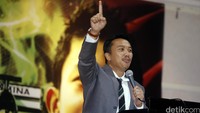 Di antaranya Rp 20 juta dari Menpora Imam Nahrawi, Sesmenpora Alfitra Salam Rp 11 juta, Jubir Kemenpora Gatot Dewo Broto Rp 10 juta, dll.
