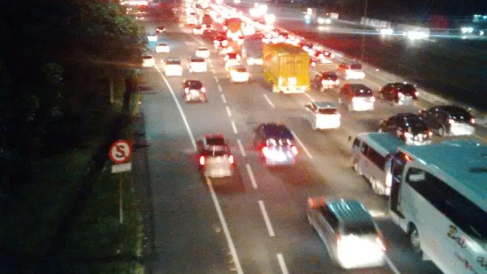 Truk Patah As Roda di KM 13 Tol Bekasi Barat, Arus Lalin Macet 10 Km