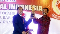 Tono Suratman (kiri) menyerahkan KONI Award kepada Walikota Solo FX Hadi Rudyatmo (kanan).