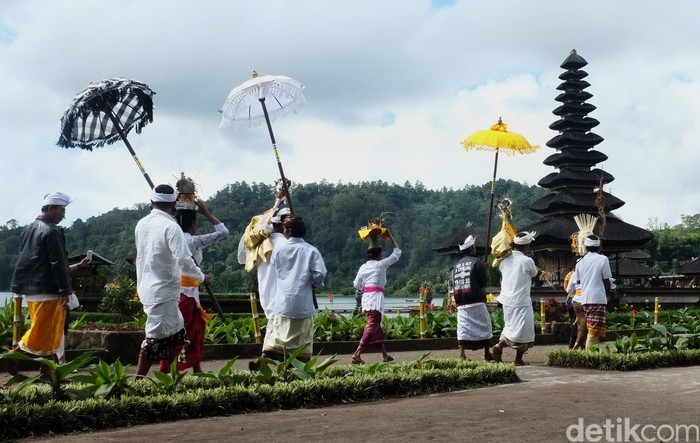 Bedugul Bali merupakan salah satu tempat wisata favorit yang ada di Pulau Dewata. Tempat wisata ini tepatnya terletak di Kabupaten Tabanan, Kecamatan Baturiti, Desa Candi Kuning.
