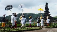 Pura Ulun Danu yang terletak di tengah danau Beratan bedugul Bali merupakan tempat pemujaan masyarakat setempat kepada Sang Hyang Dewi Danu yang dikenal sebagai dewi pemberi kesuburan.