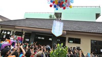 Gubernur DKI Jakarta Basuki Tjahaja Purnama (Ahok) meresmikan RPTRA Mentas di Jl Saharjo, Menteng Atas, Jakarta, Selasa (8/3/2016) dengan melepas balon udara.