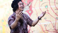 Andrea ingin mengenang kembali sejumlah momen dalam hidupnya. Dia juga ingin mengagumi kebesarang sang pencipta. Gerhana matahari baginya adalah tentang memaknai hidup. Manusia hanyalah bagian kecil dari ciptaan-Nya.