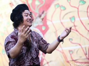 Andrea Hirata Raih Penghargaan dari Kedubes Prancis